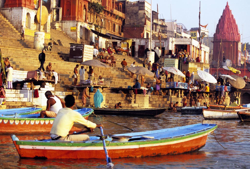 Offering-on-the-Ganges-Varanasi