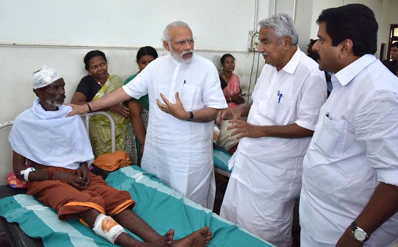 The Prime Minister, Shri Narendra Modi visits Kollam Distt Hospital to meet the victims of fire accident, in Kerala on April 10, 2016. The Chief Minister of Kerala, Shri Oommen Chandy is also seen.